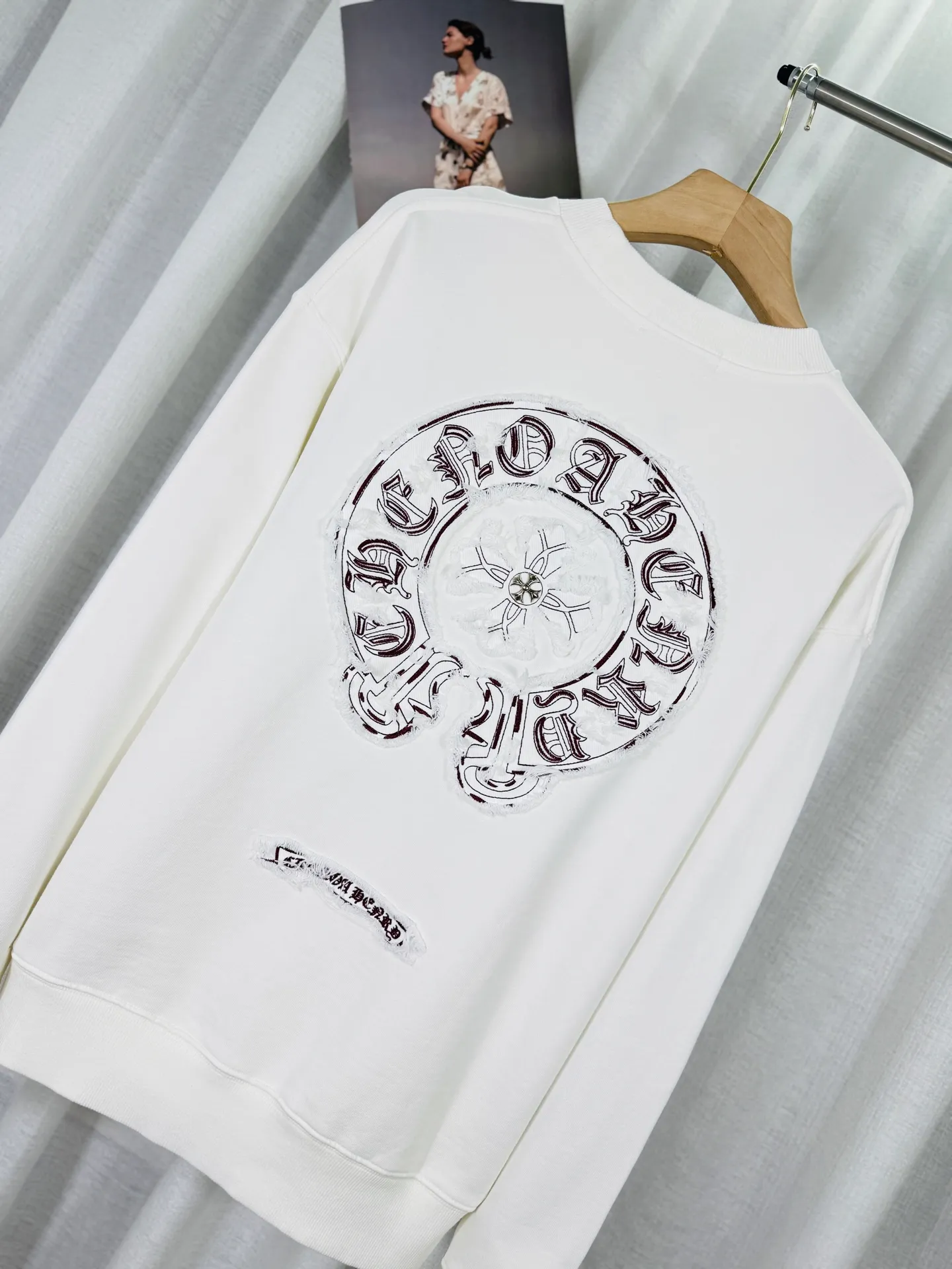P260 top version, real shot without P, ​​different from market currency) 𝗖𝗵𝗿𝗼𝗺𝗲 𝗛𝗲𝗮𝗿𝘁𝘀/Croxin 2025 3D three-dimensional autumn and winter new original single counter American laser color printed patch embroidered couple casual sweatshirt 👑The highest version! Customized fabric 430g tripe terry fabric! Appliqué embroidery hardware accessories, best-selling items at the counter, very comfortable to wear. Accessories: original molded and authenticated collar label ➕ 100% silk wash water label. Genuine purchase-grade original hangtag➕matching hanging rope➕3D hanging beads➕original packaging bag. Craftsmanship: The original version has consistent wiring! The highest version of the armhole matching technique! Color: White Black Size: S M L XL Style No.: 9305